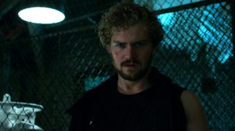 Finn Jones prezentuje pozycje kung-fu na nowych zdjęciach z serialu 