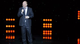 Louis C.K. powraca i zamienia koszulkę na garnitur. Zobaczcie zwiastun netfliksowego stand-upu