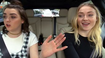 Wygłupów w aucie ciąg dalszy: Sophie Turner i Maisie Williams udają Neda Starka w 