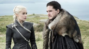 Kit Harington, Emilia Clarke i mnóstwo słońca. Urocze zdjęcie z planu 8. sezonu 