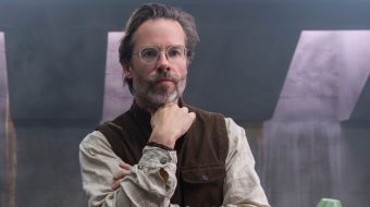 Netflix nie lubi terminu binge-watching? Guy Pearce mówi, że aktorzy nie mogą go używać w wywiadach