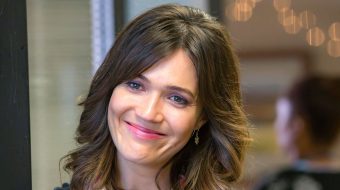 Mandy Moore wyszła za mąż! Jak wyglądała w sukni ślubnej o nietypowym kolorze?