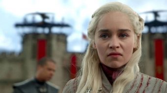 Emilia Clarke mówi, w którym momencie Daenerys zeszła na złą drogę i stała się Szaloną Królową