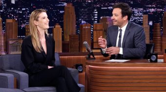 Betty Gilpin wykonuje nietypową wersję 