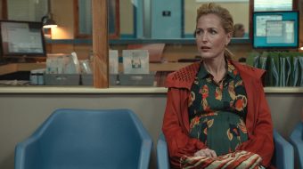 Gillian Anderson wygląda kwitnąco jako ciężarna dr Jean Milburn. Nowe zdjęcia z 3. sezonu 