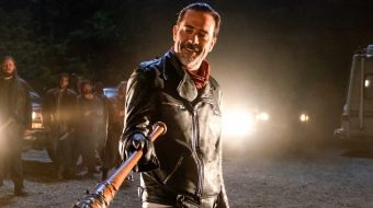 Jeffrey Dean Morgan trolluje fanów zdjęciem scenariusza do 4. sezonu 