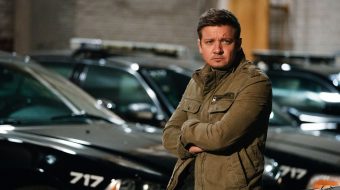 8 newsów na środę: Jeremy Renner wrzucił zdjęcie ze szpitala, HBO Max usuwa 