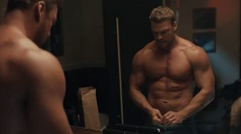 Alan Ritchson za bardzo przypakował do 