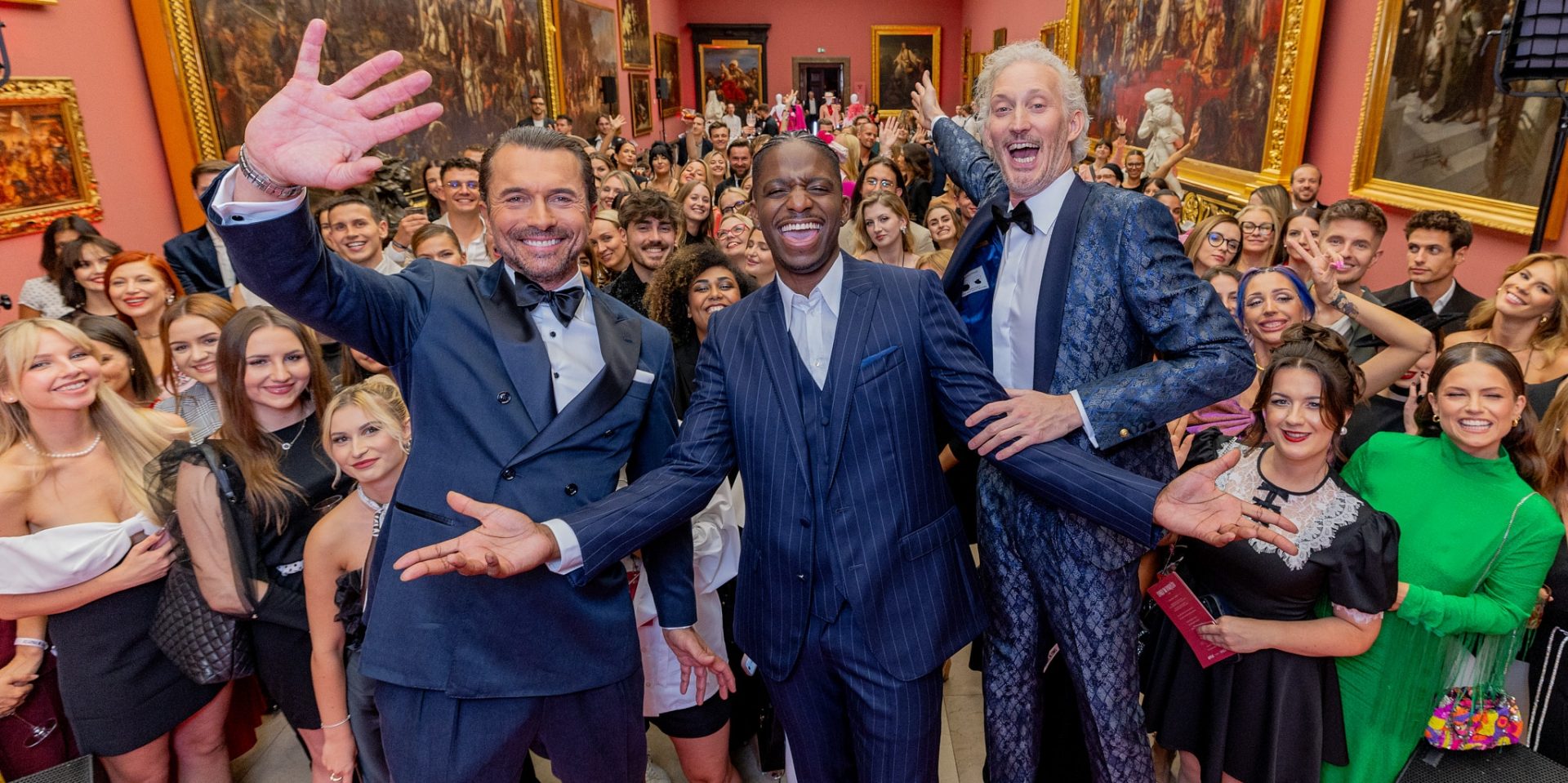 Zobaczcie naszą rozmowę o Krakowie z aktorami z "Emily w Paryżu". Czy gołąbki i pierogi to to samo?