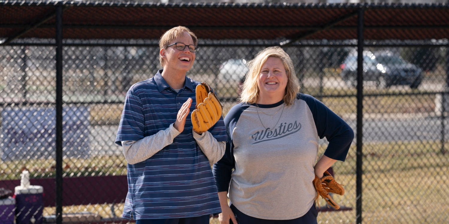 "Ktoś, gdzieś" pozostaje absolutnie wyjątkowym serialem aż do samego końca – recenzja 3. sezonu
