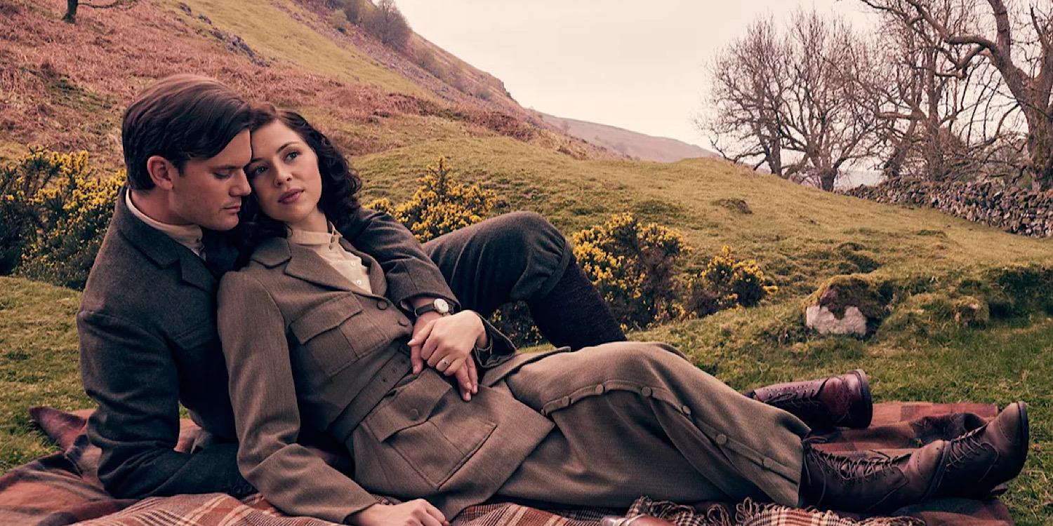 "Outlander: Krew z krwi" – wyjaśniamy czas akcji. Oto jak ma się do oryginału i losów Jamiego i Claire