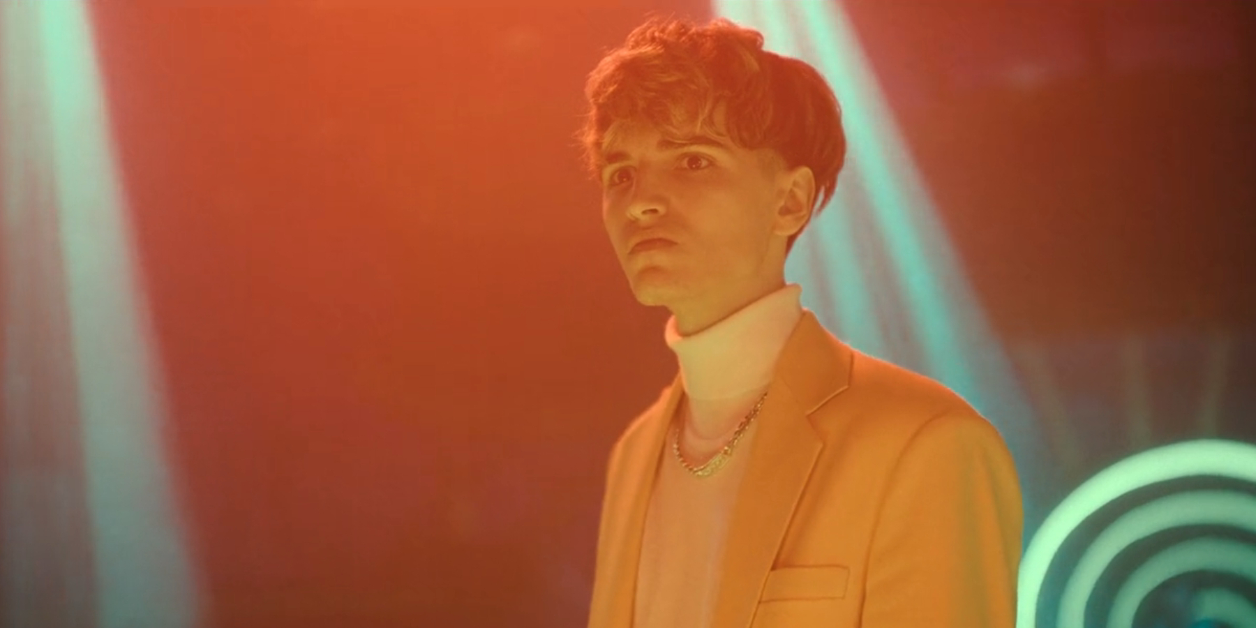 "Aniela" – bezlitosna parodia znanego rapera w serialu Netfliksa. Zwróciliście uwagę na te szczegóły?