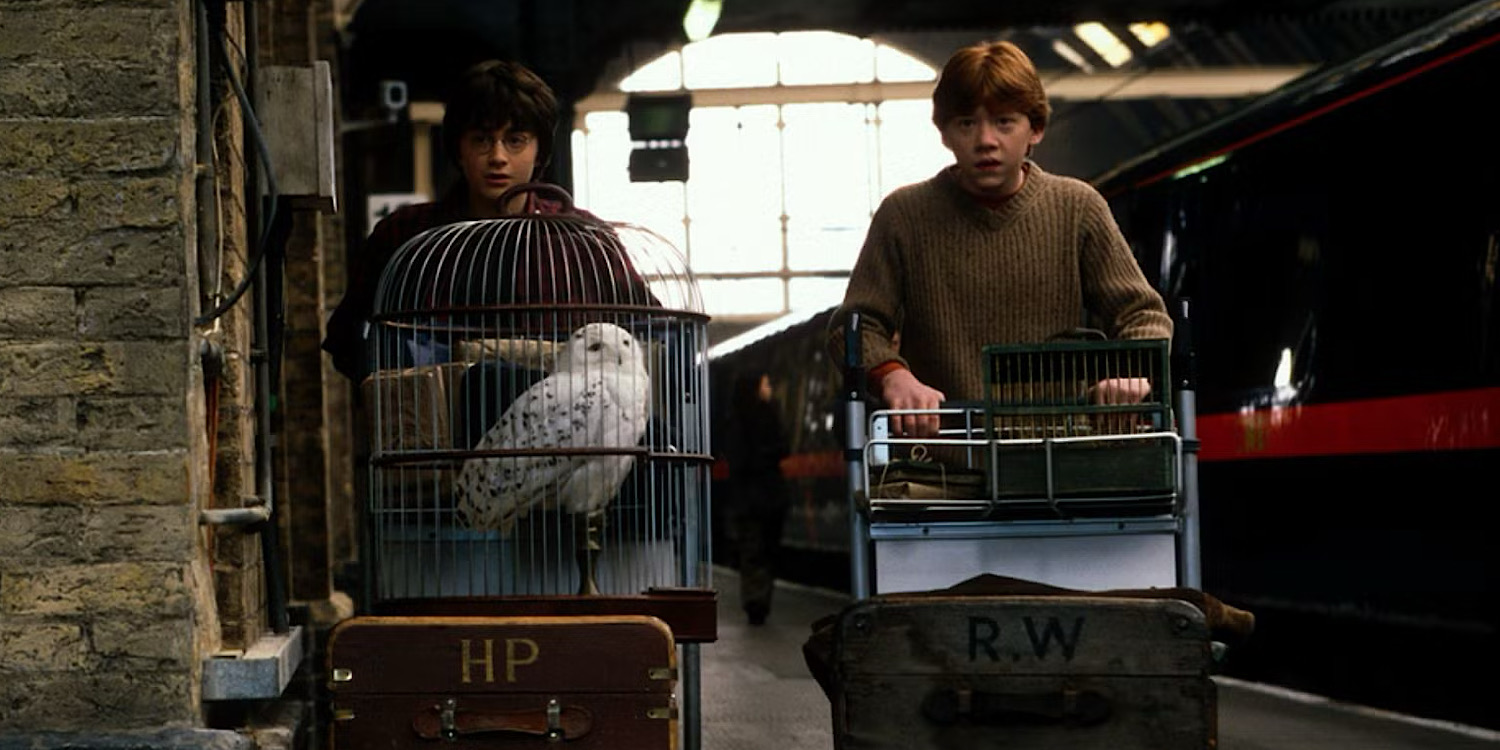 "Harry Potter" – wideo zza kulis pokazuje przybycie Weasleyów. Na planie serialu powstaje słynna scena