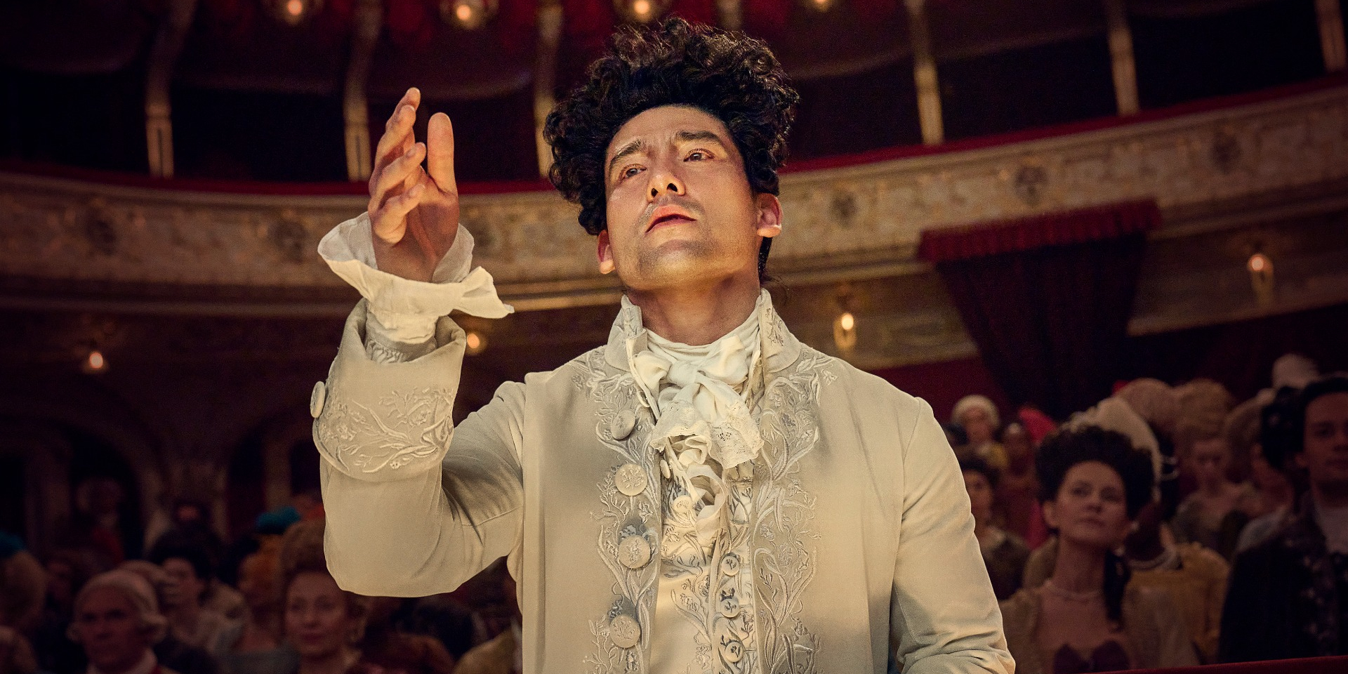 Gwiazdor "Białego Lotosu" jako Mozart. Zobaczcie zdjęcia z nowej adaptacji głośnego "Amadeusza"