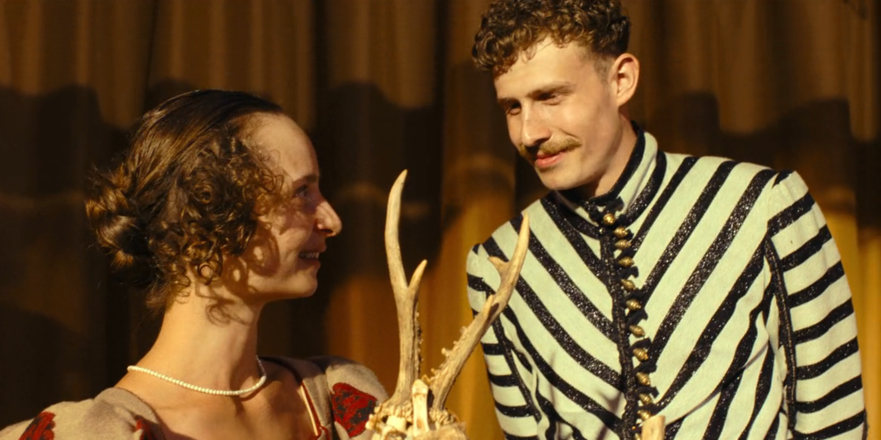 Ten hit z "1670" mógł brzmieć inaczej. Poznajcie kulisy i inspiracje dla muzyki w 2. serii hitu Netfliksa