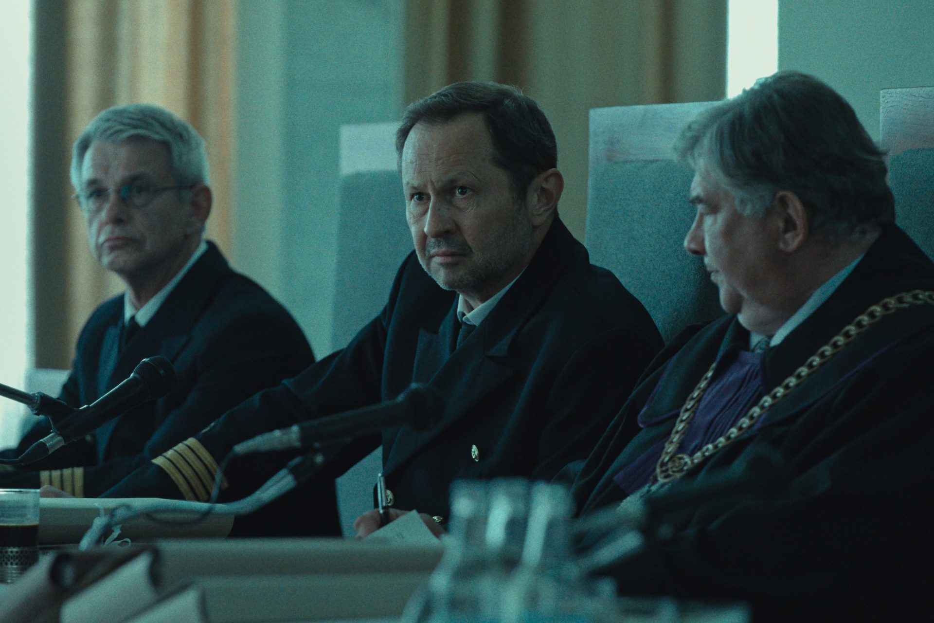 "Heweliusz" – kto jest kim w serialu Netfliksa? Oto dlaczego te postaci są po różnych stronach barykady