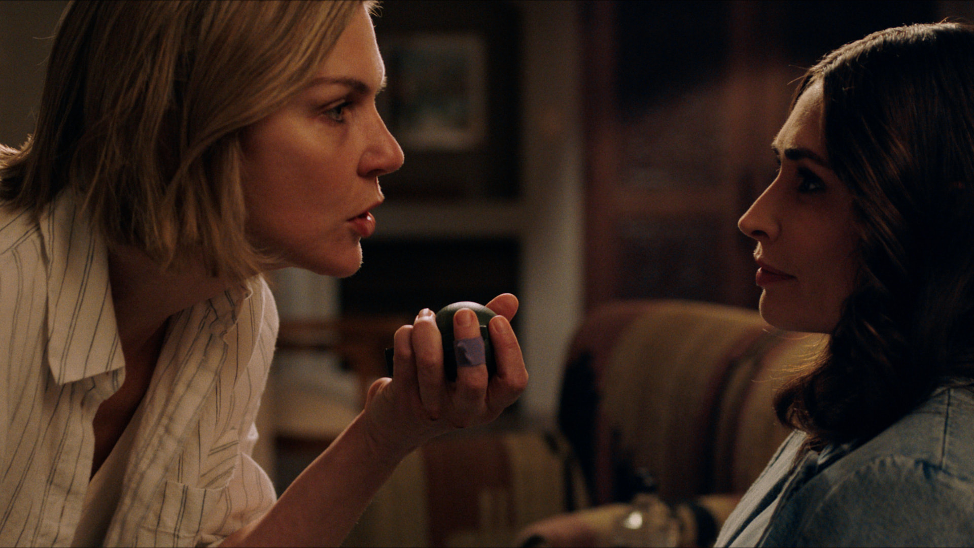 O czym adekwatnie jest "Pluribus"? Czy twórca odnosi się do sztucznej inteligencji? Rhea Seehorn wyjaśnia