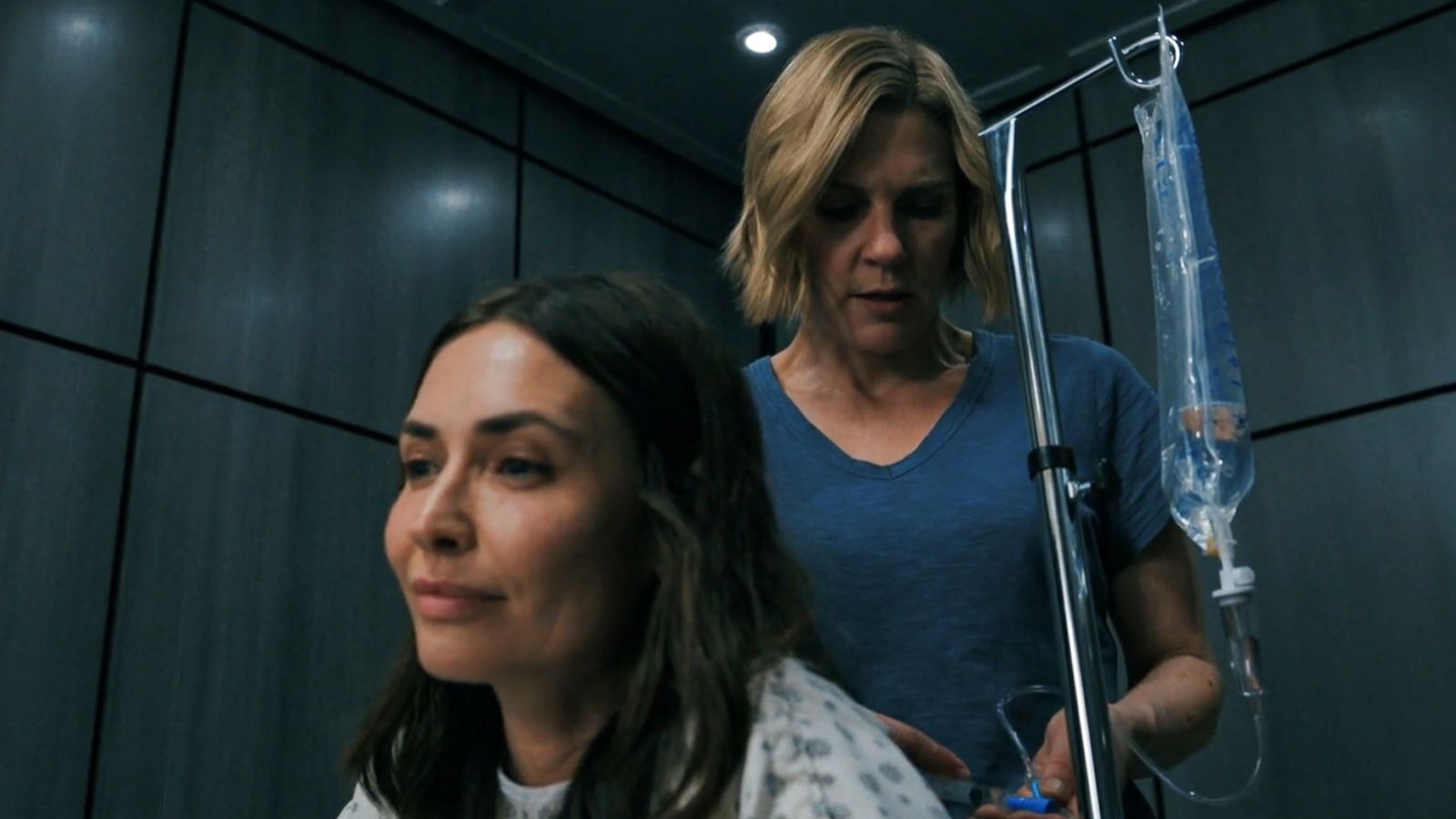 Skąd ta gwałtowna reakcja w końcówce 4. odcinka "Pluribusa"? Wyjaśniamy, co tam się adekwatnie stało