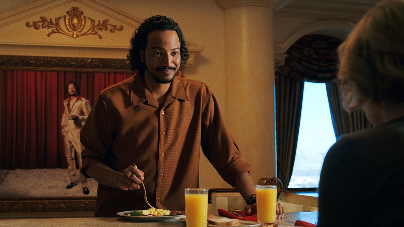 "Pluribus" – tę postać z serialu łatwo znienawidzić. Aktor wyjaśnia, dlaczego jednak nie powinniście