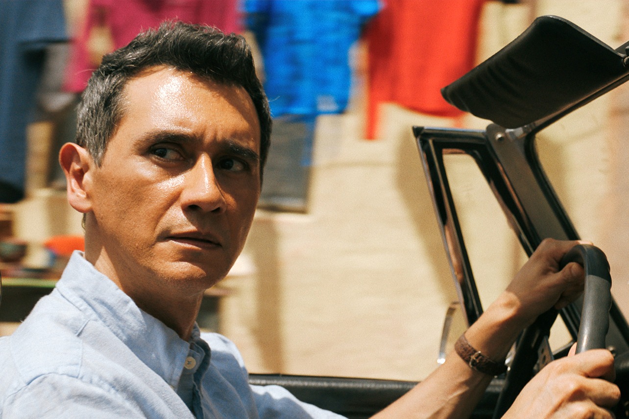 "Pluribus" – czemu Manousos tak bardzo nienawidzi "innych"? Gwiazdor hitu wyjaśnia motywacje postaci