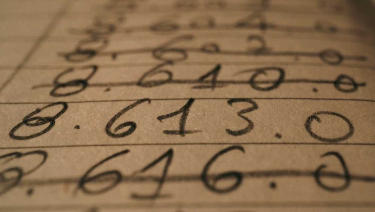 "Pluribus" – jaki plan ma Manousos i co oznacza ta scena z finału? Wyjaśniamy najważniejszy wątek serialu