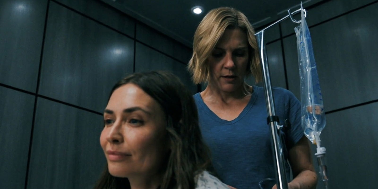 "Pluribus" to znacznie bardziej mroczny serial, niż się wydawało? Ta teoria wiąże go z kultowym horrorem