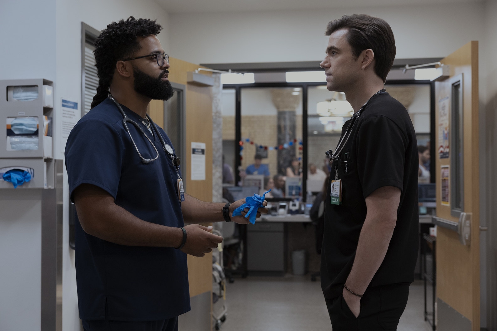 Czy was też rozbawiły pierwsze odcinki 2. sezonu "The Pitt"? Twórcy mówią, czemu było to potrzebne