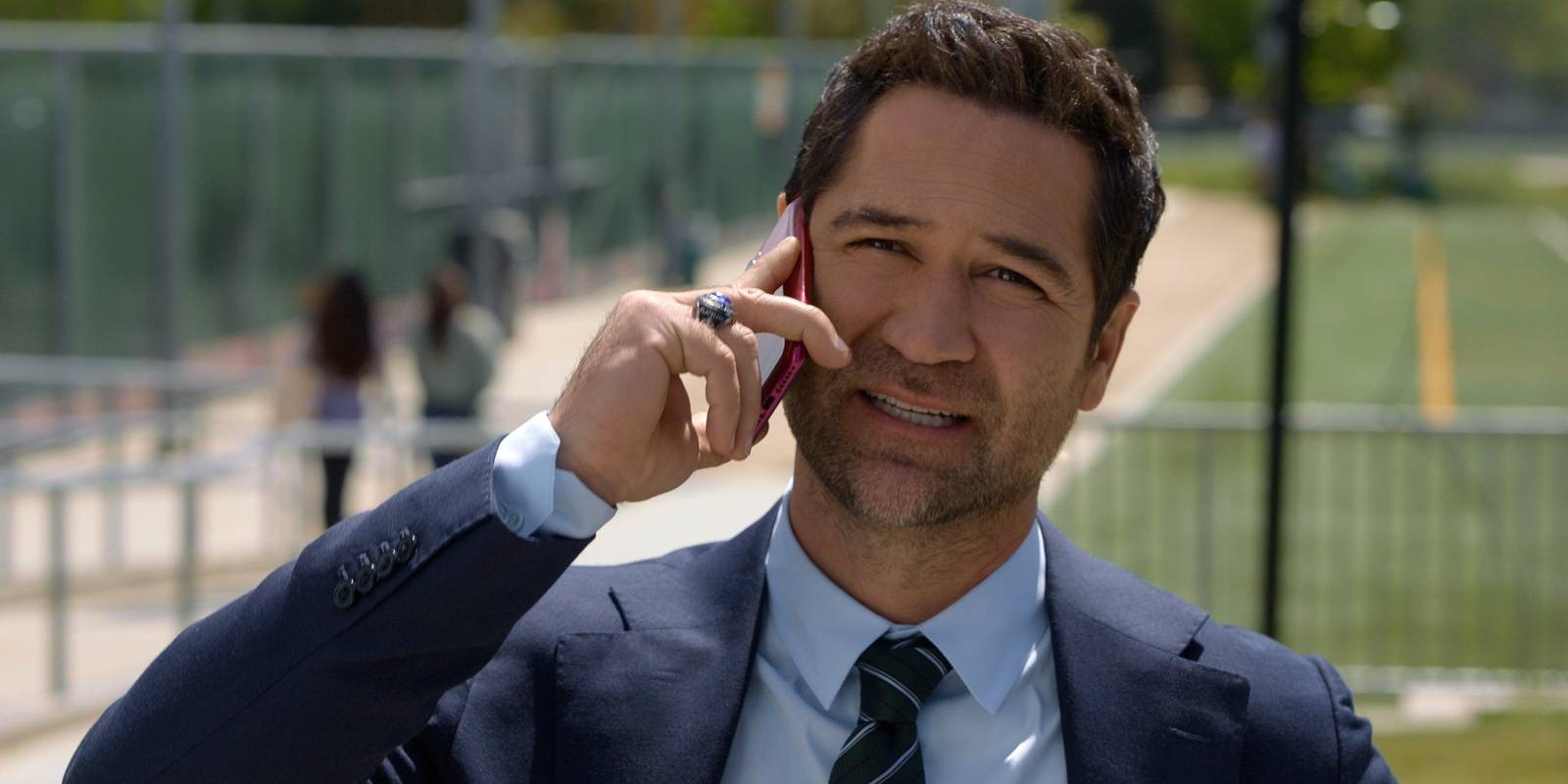 6 newsów na sobotę: Kiedy 5. sezon "Prawnika z Lincolna", powroty w "Wiedźminie", Larry David znów na HBO