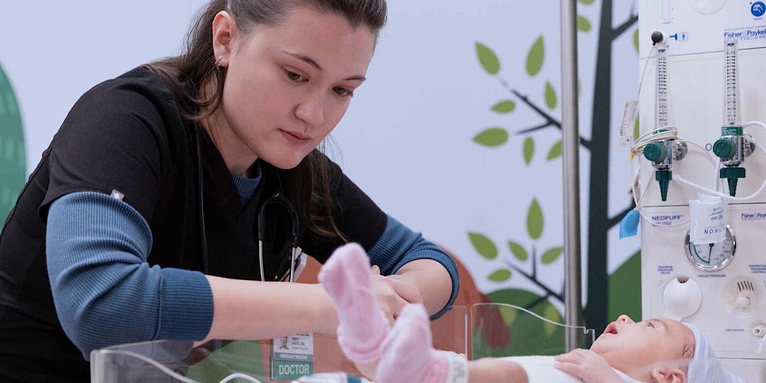 "The Pitt" – co takiego skrywa Santos? Twórca serialu wyjaśnia, o co chodziło w tej scenie – i z jej bliznami