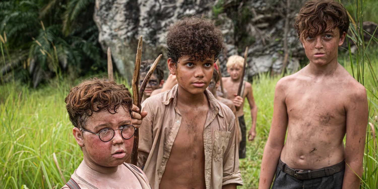 "Władca much" przenosi kultową powieść na mały ekran – recenzja miniserialu od twórcy "Dojrzewania"