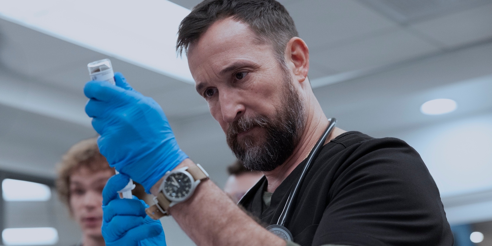 Za kulisami "The Pitt" panuje osobliwa zasada. Aktorzy mają jednak sposób na długie godziny zdjęć