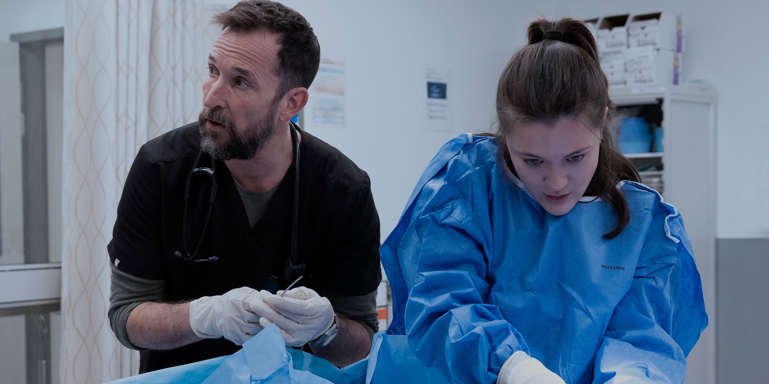 6 newsów na środę: Żona gwiazdora w "The Pitt", "Licealne duchy" powrócą, nominacje do BAFTA