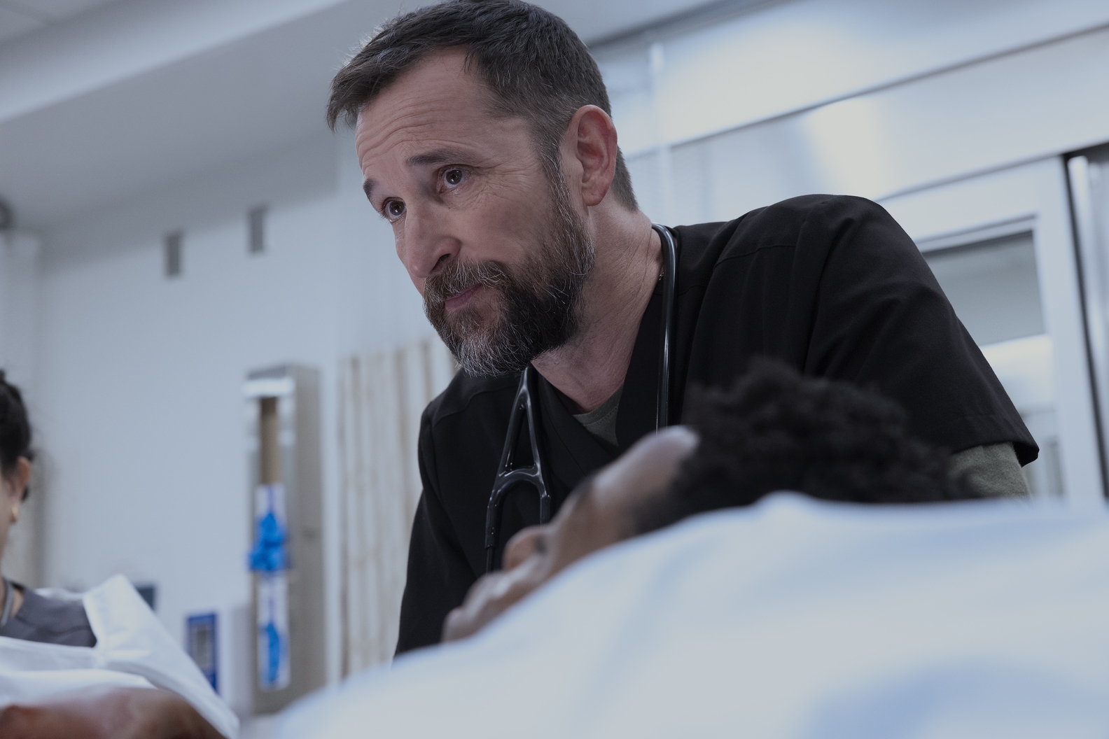 Sceny z 2. sezonu "The Pitt" napędziły stracha fanom. Czy ta kluczowa postać może naprawdę nie wrócić?