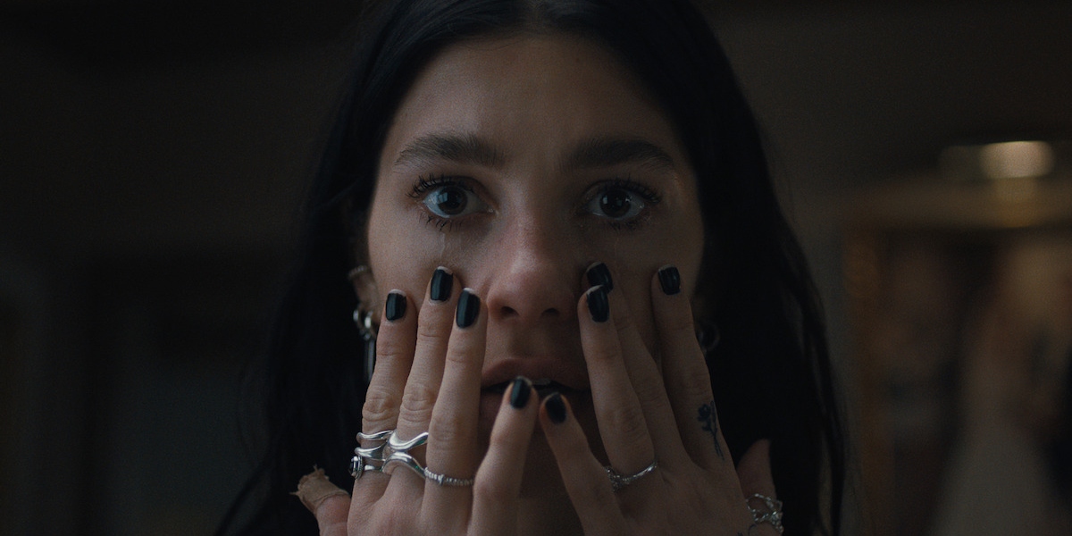 "Tu zdarzy się coś strasznego" to nieprzewidywalny horror z Camilą Morrone – recenzja serialu Netfliksa