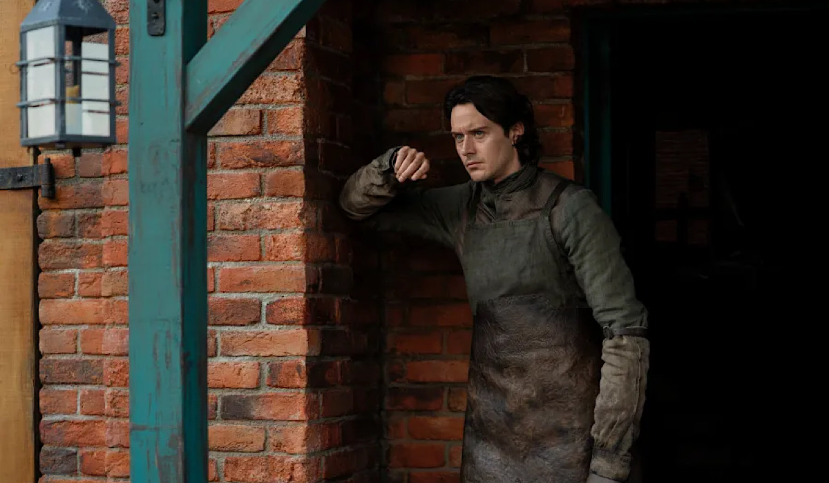 W 7. odcinku "Outlander" pożegnał kultową postać. W książce ten tragiczny wątek wygląda zupełnie inaczej