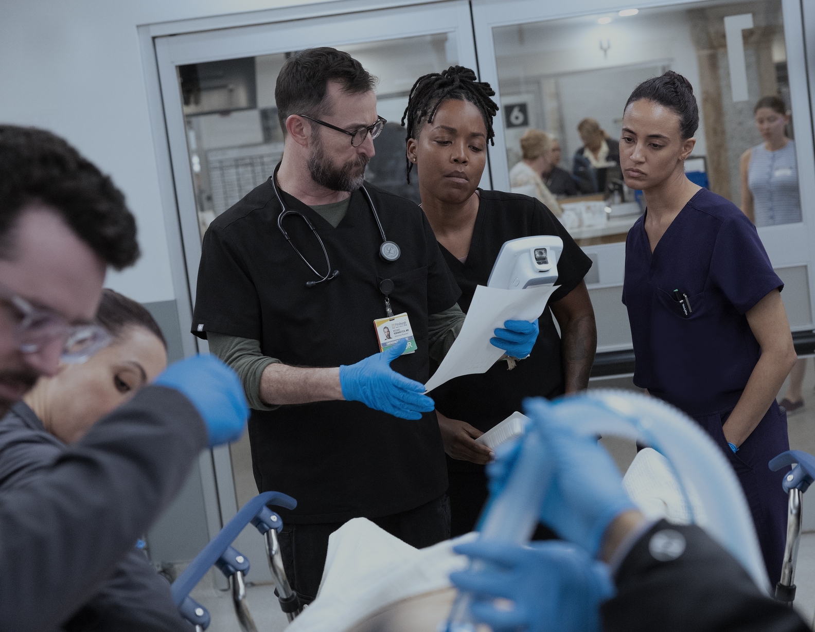 Czym różni się nocna zmiana w "The Pitt"? Gwiazdor medycznego hitu HBO Max ma dla nas odpowiedź