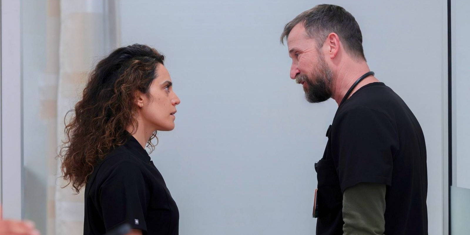 "The Pitt" – finał 2. sezonu miał zasugerować, co dalej z tą postacią. Czemu scenę ostatecznie zmieniono?